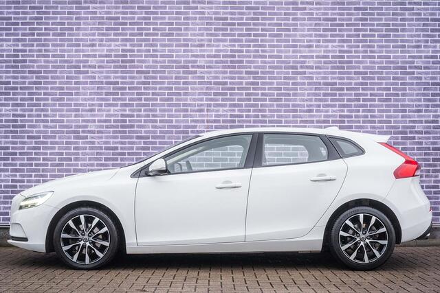 Volvo V40 T3 Momentum | Navi | Trekhaak | Stoelverwarming | Bluetooth | Verwarmbare Voorruit | Park Assist | High Performance Audio | 17" LM