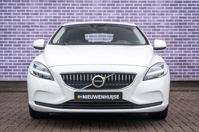 Volvo V40 T3 Momentum | Navi | Trekhaak | Stoelverwarming | Bluetooth | Verwarmbare Voorruit | Park Assist | High Performance Audio | 17" LM