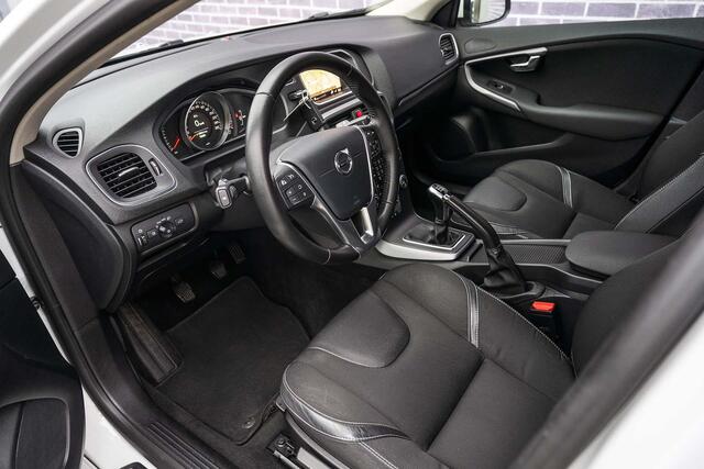 Volvo V40 T3 Momentum | Navi | Trekhaak | Stoelverwarming | Bluetooth | Verwarmbare Voorruit | Park Assist | High Performance Audio | 17" LM