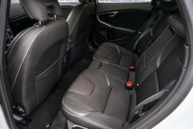 Volvo V40 T3 Momentum | Navi | Trekhaak | Stoelverwarming | Bluetooth | Verwarmbare Voorruit | Park Assist | High Performance Audio | 17" LM