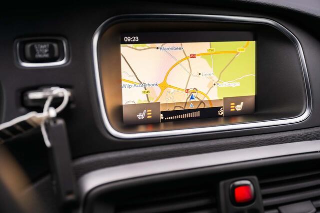 Volvo V40 T3 Momentum | Navi | Trekhaak | Stoelverwarming | Bluetooth | Verwarmbare Voorruit | Park Assist | High Performance Audio | 17" LM