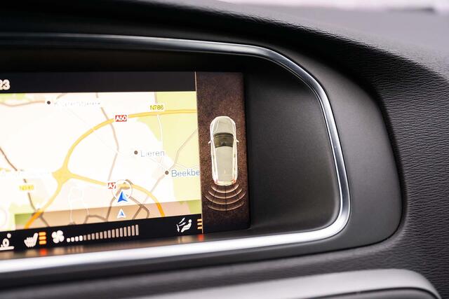 Volvo V40 T3 Momentum | Navi | Trekhaak | Stoelverwarming | Bluetooth | Verwarmbare Voorruit | Park Assist | High Performance Audio | 17" LM