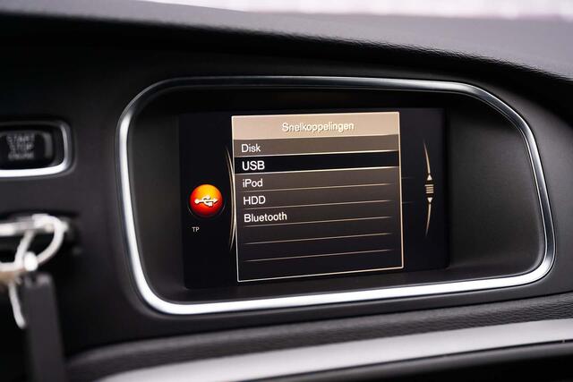 Volvo V40 T3 Momentum | Navi | Trekhaak | Stoelverwarming | Bluetooth | Verwarmbare Voorruit | Park Assist | High Performance Audio | 17" LM