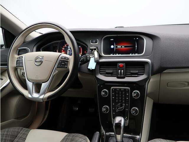 Volvo V40 2.0 T2 Nordic+ / Trekhaak / Standkachel / Verwarmbare Stoelen / Parkeersensoren Achter /