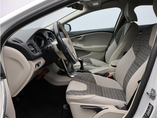 Volvo V40 2.0 T2 Nordic+ / Trekhaak / Standkachel / Verwarmbare Stoelen / Parkeersensoren Achter /