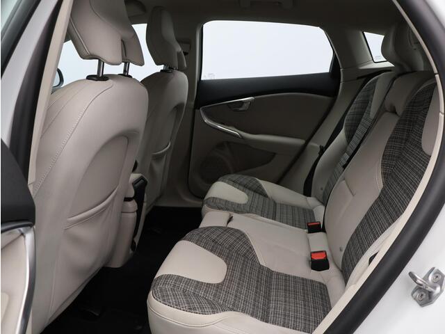 Volvo V40 2.0 T2 Nordic+ / Trekhaak / Standkachel / Verwarmbare Stoelen / Parkeersensoren Achter /