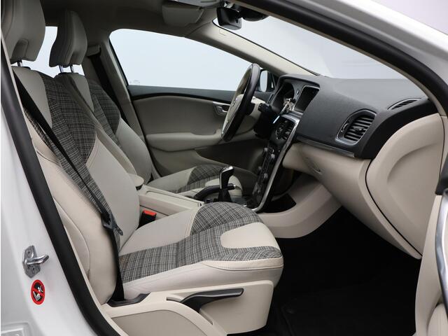 Volvo V40 2.0 T2 Nordic+ / Trekhaak / Standkachel / Verwarmbare Stoelen / Parkeersensoren Achter /