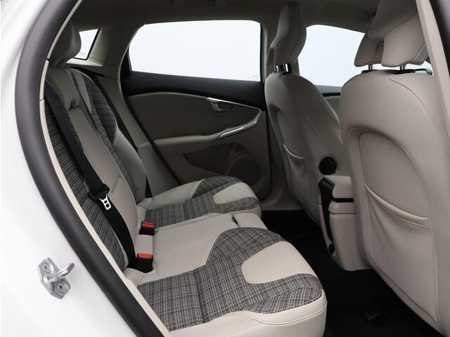 Volvo V40 2.0 T2 Nordic+ / Trekhaak / Standkachel / Verwarmbare Stoelen / Parkeersensoren Achter /
