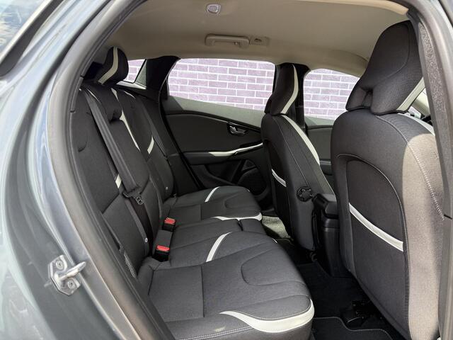 Volvo V40 1.5 T3 Dynamic Edition | Trekhaak | LED koplampen | Parkeersensoren V+A | Stoel verwarming | Camera |