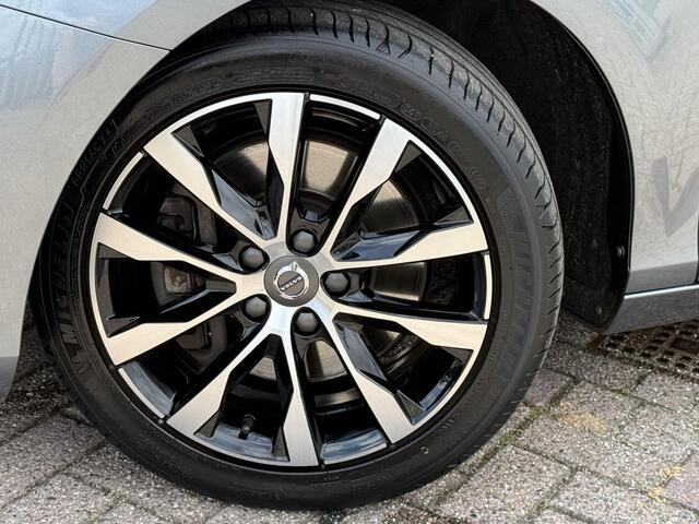 Volvo V40 1.5 T3 Dynamic Edition | Trekhaak | LED koplampen | Parkeersensoren V+A | Stoel verwarming | Camera |