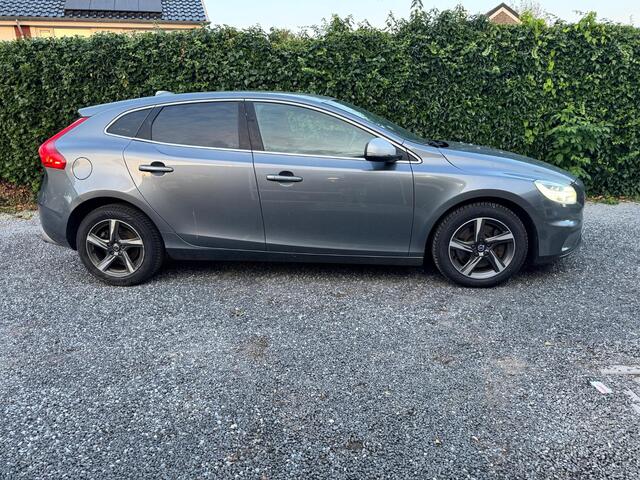 Volvo V40 2.0 D3 R-Design Automaat | LED | Navi | Autom. Airco | Cruise Control | LMV | Privacy Glass | PDC | 1e eigenaar | Dealer onderhouden | Nieuwe APK