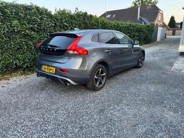 Volvo V40 2.0 D3 R-Design Automaat | LED | Navi | Autom. Airco | Cruise Control | LMV | Privacy Glass | PDC | 1e eigenaar | Dealer onderhouden | Nieuwe APK