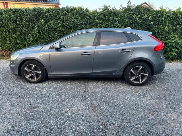 Volvo V40 2.0 D3 R-Design Automaat | LED | Navi | Autom. Airco | Cruise Control | LMV | Privacy Glass | PDC | 1e eigenaar | Dealer onderhouden | Nieuwe APK