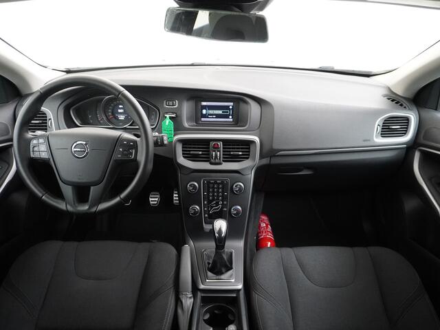 Volvo V40 2.0T Dual-Ecc Pdc 16" Licht-Regensensor Cruise Bluetooth Momentum Autonomous Emergency Braking Brake Assist System Privacy Glas Isofix 1500kg Trekvermogen! hoofdsteunen anti-whiplash Bots herkenning systeem EURO6