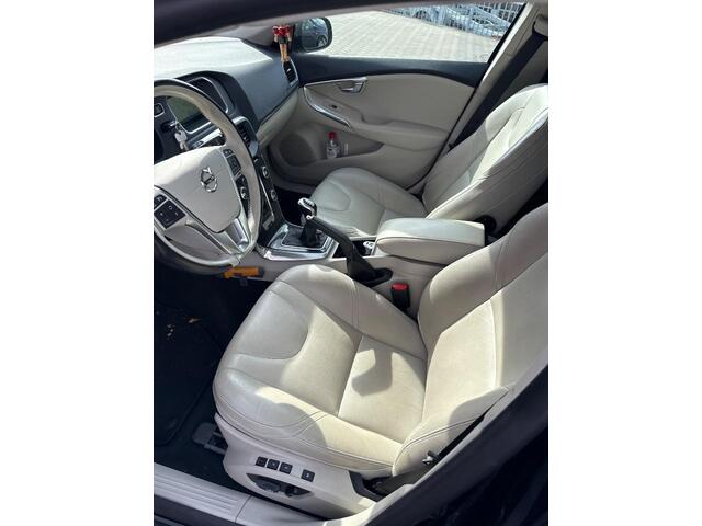 Volvo V40 2.0 T2 Inscription Stoelverwarming | Camera | Panoramadak | Elektrische Stoelverstelling | Getint Glas | Parkeerverwarming | Keyless | Cruise Control | On Call | Parkeersensoren Achter|