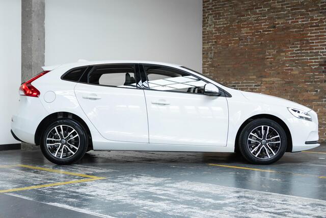 Volvo V40 T2 Automaat Polar+ | Parkeersensoren achter | Volvo on Call | Stoelverwarming | Dealeronderhouden | Navigatie | High perfomance audio | Climate control