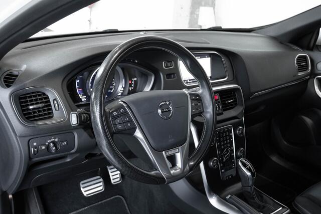 Volvo V40 T3 Automaat Polar+ Sport | Panoramadak | Stoelverwarming | Volvo on Call | Parkeercamera | Park assist Pilot | Keyless Entree | Parkeersensoren | Dealeronderhouden |