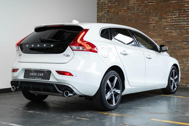 Volvo V40 T3 Automaat Polar+ Sport | Panoramadak | Stoelverwarming | Volvo on Call | Parkeercamera | Park assist Pilot | Keyless Entree | Parkeersensoren | Dealeronderhouden |