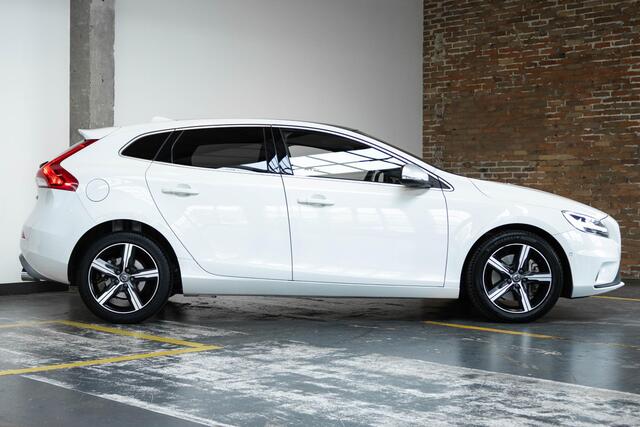 Volvo V40 T3 Automaat Polar+ Sport | Panoramadak | Stoelverwarming | Volvo on Call | Parkeercamera | Park assist Pilot | Keyless Entree | Parkeersensoren | Dealeronderhouden |