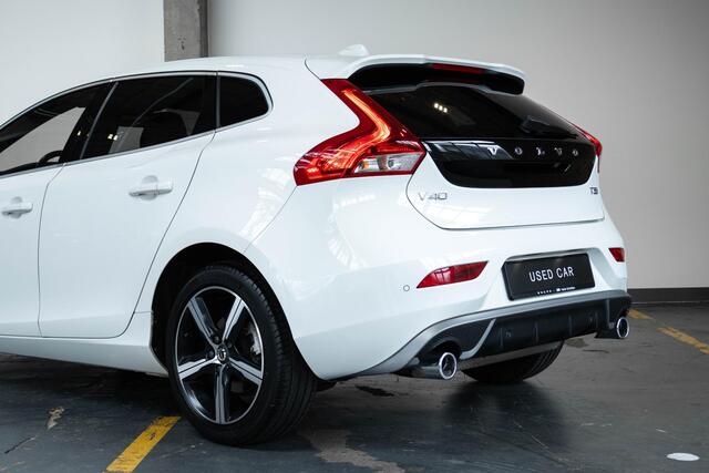 Volvo V40 T3 Automaat Polar+ Sport | Panoramadak | Stoelverwarming | Volvo on Call | Parkeercamera | Park assist Pilot | Keyless Entree | Parkeersensoren | Dealeronderhouden |