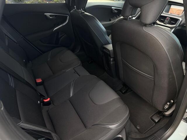 Volvo V40 2.0 T2 Nordic+ FACELIFT [ Radar Stoelverw. Trekhaak Nav ]