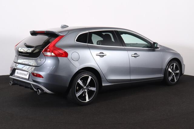 Volvo V40 T3 Polar+ Sport - AUTOMAAT - Panoramadak - Harman/Kardon audio - Parkeercamera achter - Verwarmde voorstoelen - Navigatie - Keyless entry - Extra getint glas - 17' LMV