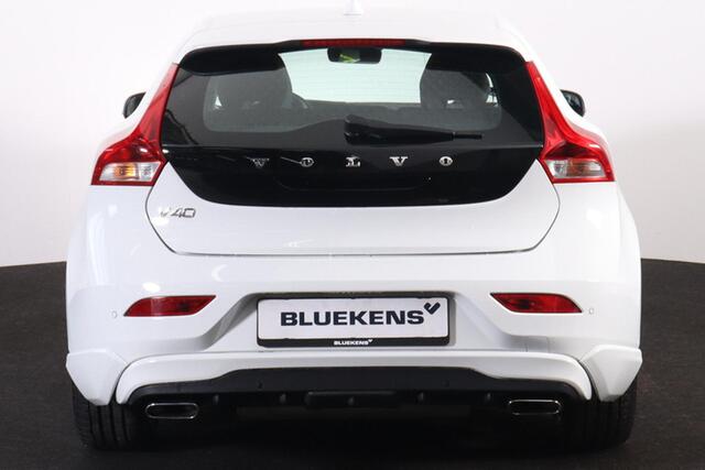 Volvo V40 T2 Polar+ - AUTOMAAT - Exterieur Styling-kit - Verwarmde voorstoelen - Volvo On Call - Parkeersensoren achter - High performance audio - 18' LMV