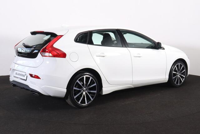 Volvo V40 T2 Polar+ - AUTOMAAT - Exterieur Styling-kit - Verwarmde voorstoelen - Volvo On Call - Parkeersensoren achter - High performance audio - 18' LMV