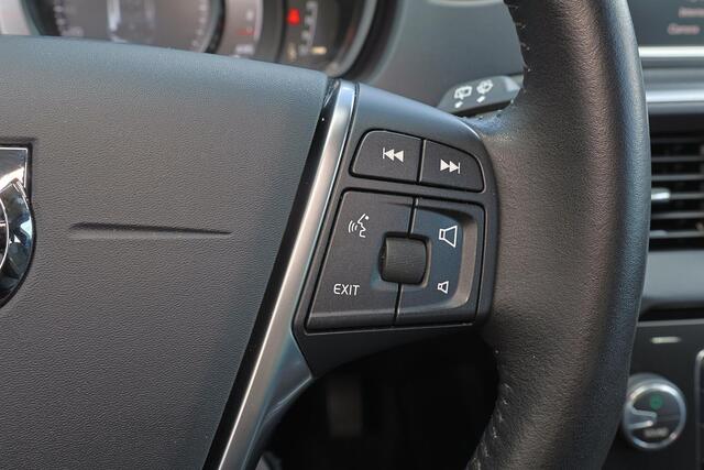 Volvo V40 T2 Polar+ - AUTOMAAT - Exterieur Styling-kit - Verwarmde voorstoelen - Volvo On Call - Parkeersensoren achter - High performance audio - 18' LMV