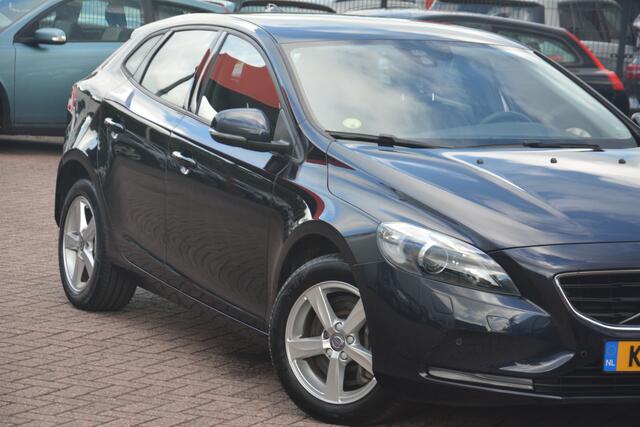 Volvo V40 2.0 D2 Kinetic Nette Volvo V40 onderhoudshistorie aanwezig laatste beurt bij 149000km met oa navigatie lmv voice command cruise control city cafety