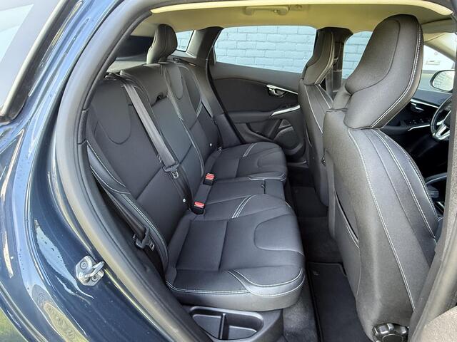 Volvo V40 2.0 T2 Nordic+ | Trekhaak | Standkachel | Volvo on Call | Stoelverwarming | Business pack connect | Cruise control | elektrische voorruit verwarming |