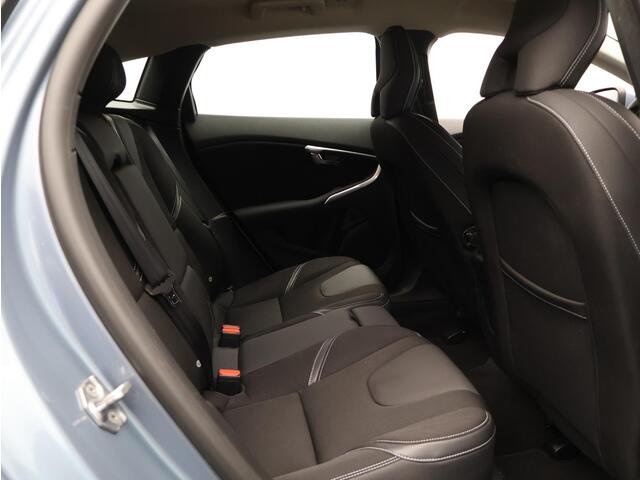 Volvo V40 2.0 T2 Nordic+ / Trekhaak / Standkachel / Stoelverwarming / Parkeersensoren Achter / All-Seasonbanden / Cruise Control /