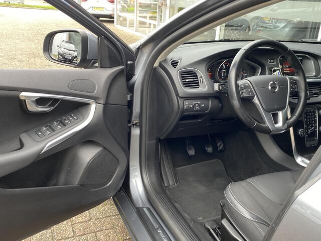 Volvo V40 2.0 T2 Nordic+ / NL-Auto / Dealer-Onderhouden / Interieur-Voorverwarmingsinstallatie / Standkachel / Cruise-Control / Climate-Control / Stoelverwarming / Adaptieve-Koplampen / LED / Verwarmde-Voorruit / Radio-Bluetooth / Navi / Armsteun-V+A / PDC-Achter /