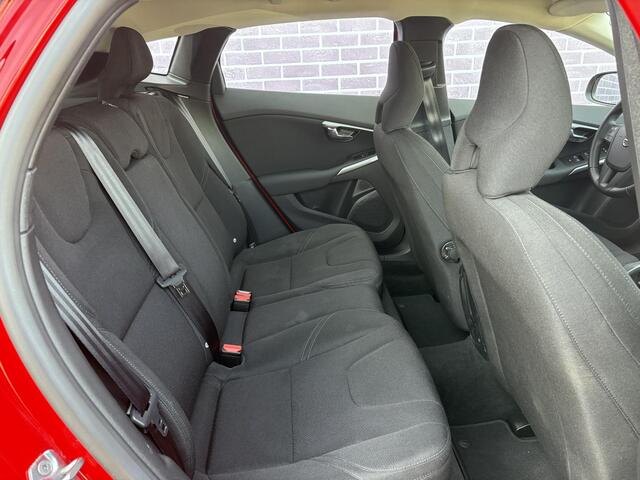 Volvo V40 1.5 T2 Kinetic | 1ste eigenaar | Airco | Cruise controle | Stoelhoogte verstelling | Licht metalen velgen 16" | Multimediascherm |