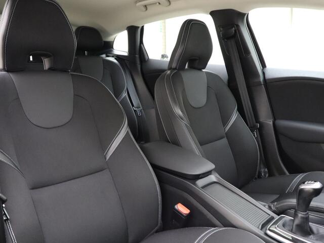 Volvo V40 2.0 T3 153pk Nordic+ / Stoelverwarming / Stand kachel / Parkeersensoren / All-season banden / Verwarmbaar vorruit