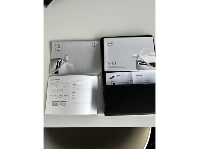 Volvo V40 1.5 T3 Polar+ Sport Automaat, Panorama dak, Harman-Kardon premium sound systeem, Verwarmde stoelen voor, Volvo On call.