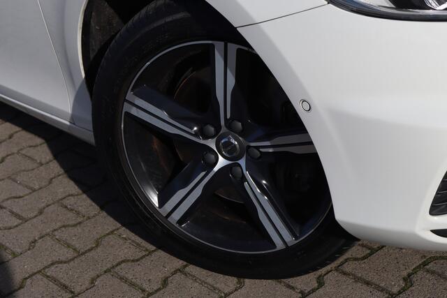 Volvo V40 1.5 T3 Polar+ R-Design | Pano | Camera | Trekhaak |