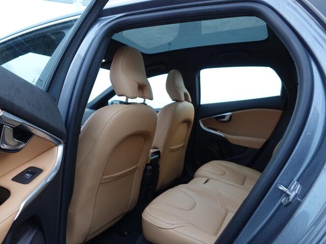 Volvo V40 2.0 T3 Nordic+ PANO | VOL LEER | TREKH. | KEYLESS | MEMORY