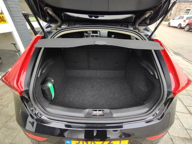 Volvo V40 T3 BLACK-EDITION AUTOMAAT