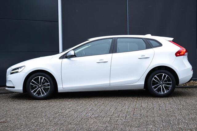 Volvo V40 T2 Polar+ | Zwart Lederen Bekleding | Fullmap Navigatie | Stoelverwarming | Parkeercamera achter | Volvo on Call | Climate Control | Cruise Control |