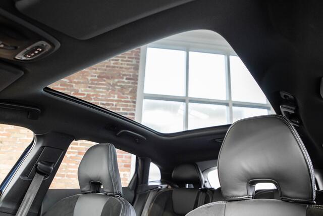 Volvo V40 T3 Polar+ Sport | Afneembare trekhaak | Panoramadak | Premium Audio by Harman Kardon | Navigatie | Parkeercamera | Parkeersensoren voor en achter | Volvo on Call | Keyless Entree | Volvo Guard Alarm