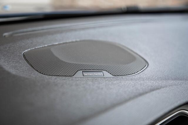 Volvo V40 T3 Polar+ Sport | Afneembare trekhaak | Panoramadak | Premium Audio by Harman Kardon | Navigatie | Parkeercamera | Parkeersensoren voor en achter | Volvo on Call | Keyless Entree | Volvo Guard Alarm