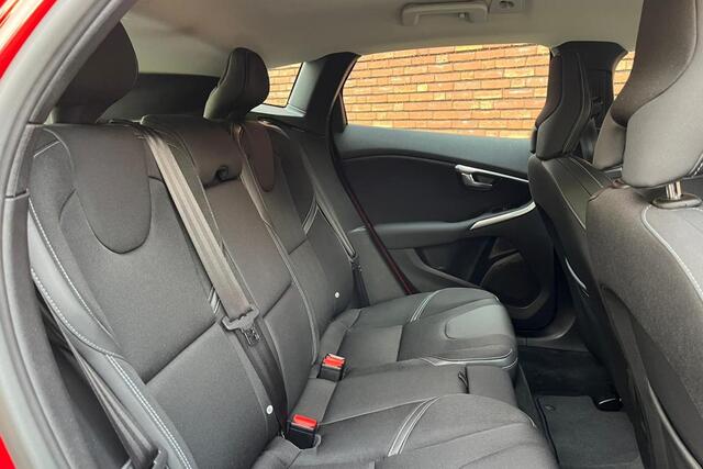 Volvo V40 T2 Automaat Edition+ | Stoelverwarming | Navigatie | Cruise Control | Parkeersensoren achter | Sensus Connect premium audio | Regensensor | Climate control | LED koplampen