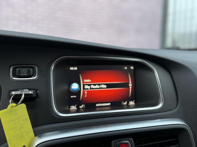 Volvo V40 1.5 T3 Polar+ Sport | Trekhaak | Stoelverwarming | Panoramadak | DAB | Harman/Kardon | Keyless entry/start | Parkeercamera | Extra getint glas |