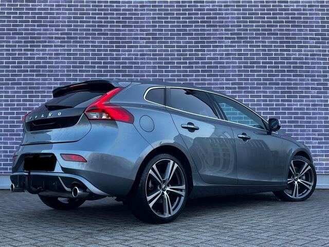 Volvo V40 1.5 T3 Polar+ Sport | Stoelverwarming | Panoramadak | LED Koplampen | Parkeercamera | Harman/Kardon | Keyless Entry | 19" Velgen | Trekhaak |