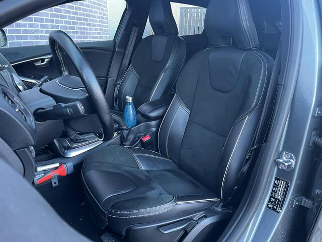 Volvo V40 1.5 T3 Polar+ Sport | Stoelverwarming | Panoramadak | LED Koplampen | Parkeercamera | Harman/Kardon | Keyless Entry | 19" Velgen | Trekhaak |