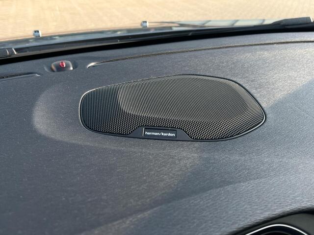 Volvo V40 1.5 T3 Polar+ Sport | Stoelverwarming | Panoramadak | LED Koplampen | Parkeercamera | Harman/Kardon | Keyless Entry | 19" Velgen | Trekhaak |