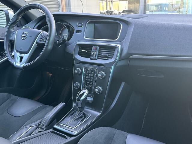 Volvo V40 1.5 T3 Polar+ Sport Automaat, R-design, Metallic, Stoelverwarming, Harman Kardon audio, Extra getinte ramen achter, Leder-nubuck bekleding, Panoramadak