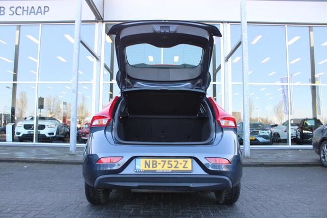 Volvo V40 T2 Momentum | Org. NL | Verw. Voorstoelen | Parkeersensoren achter | | Cruise Control |