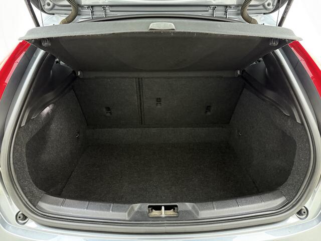 Volvo V40 T3 153pk Automaat Polar+ Sport / Harman&Kardon Audio / Keyless / Panoramadak / Stoelverwarming / Nubuck / Trekhaak / PDC + Camera /